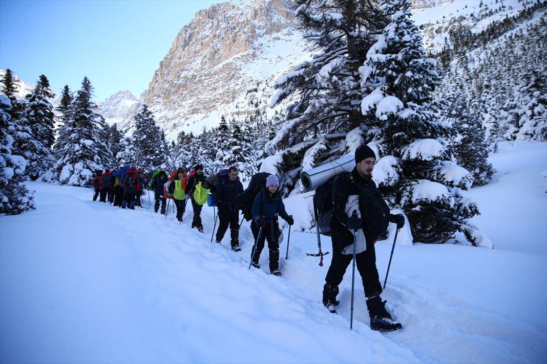 ADANAPOST FOTO GALERİ - Doğa sporcuları Aladağlar'ın karla kaplı eteklerinde sınırlarını zorluyor 1